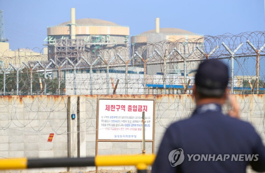 경주시 양남면 월성원자력발전소에 가동이 정지된 월성 1호기(오른쪽)가 보인다. 연합뉴스